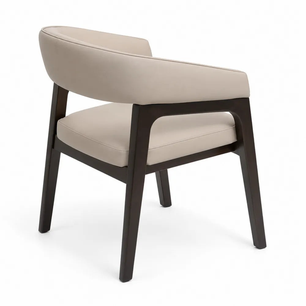 Sedia in legno con seduta in pelle beige